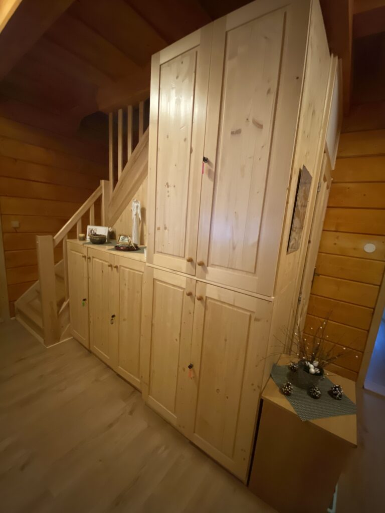 Skříň. Schodiště